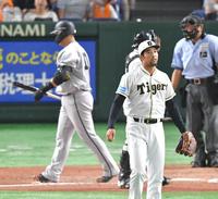 　８回。中田翔（左）を空振り三振に打ち取る加治屋（撮影・西岡正）