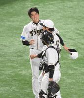 　８回、好リリーフを見せた島本を迎える才木（撮影・堀内翔）