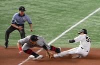 　７回、梅野の投野選の間に三塁に進塁する代走の島田。三塁手は岡本（撮影・堀内翔）