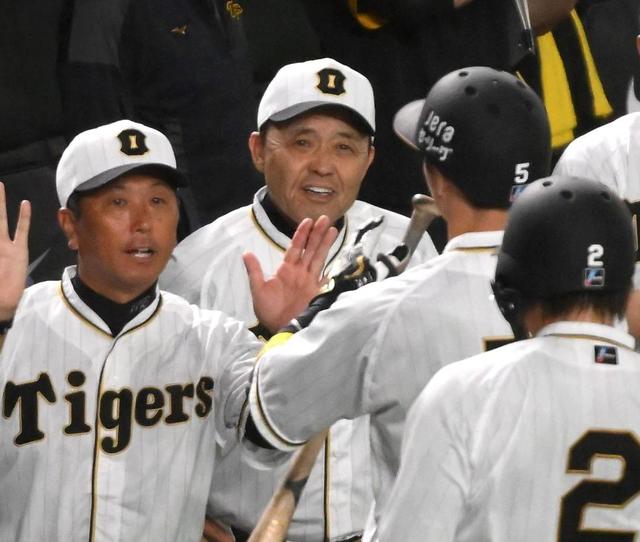 岡田監督　勝ち越し弾で喜んだ際に口からパイン飴がのぞく　「飛び出てるやん」