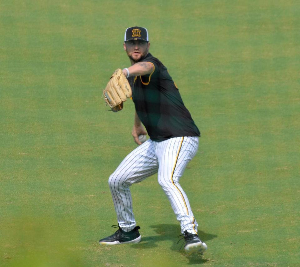 　キャッチボールするブルワー