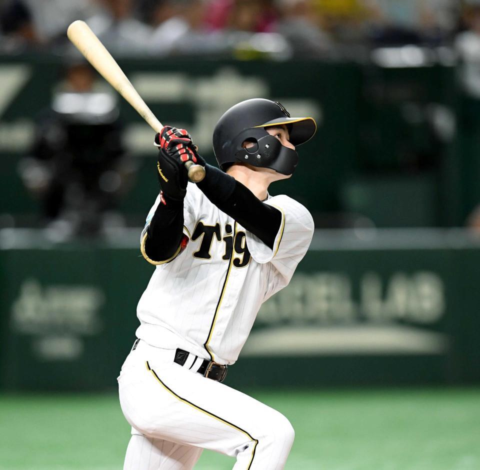 　８回、ソロを放つ中野