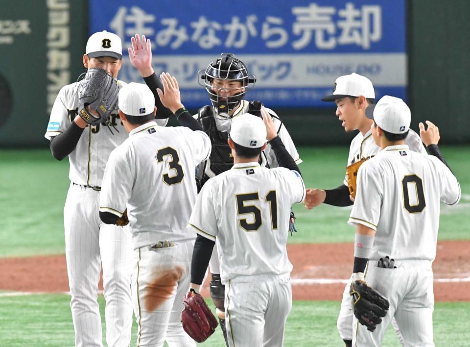 　接戦を制し、ナインとタッチを交わす梅野