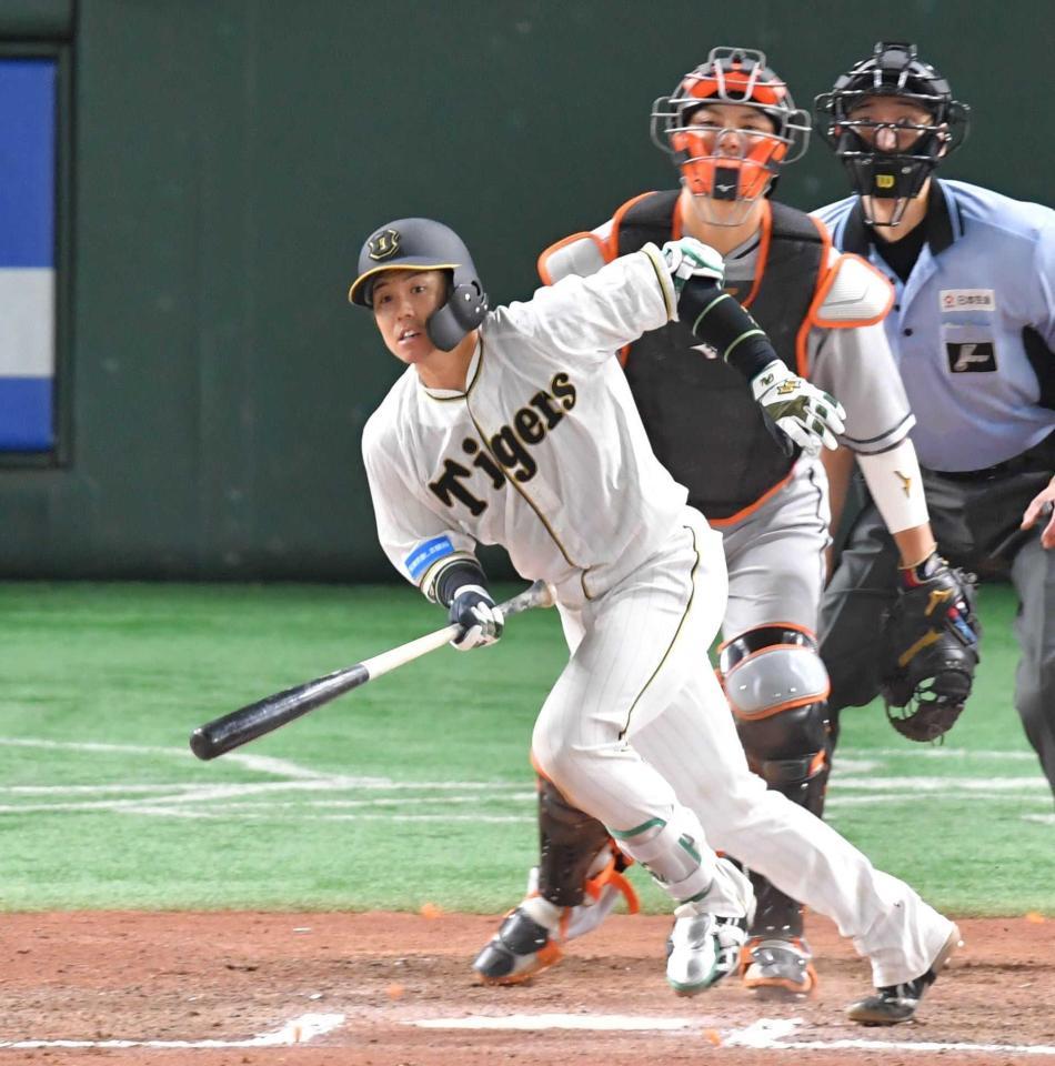 　延長１１回、梅野のセンターゴロで阪神が勝ち越しに成功する
