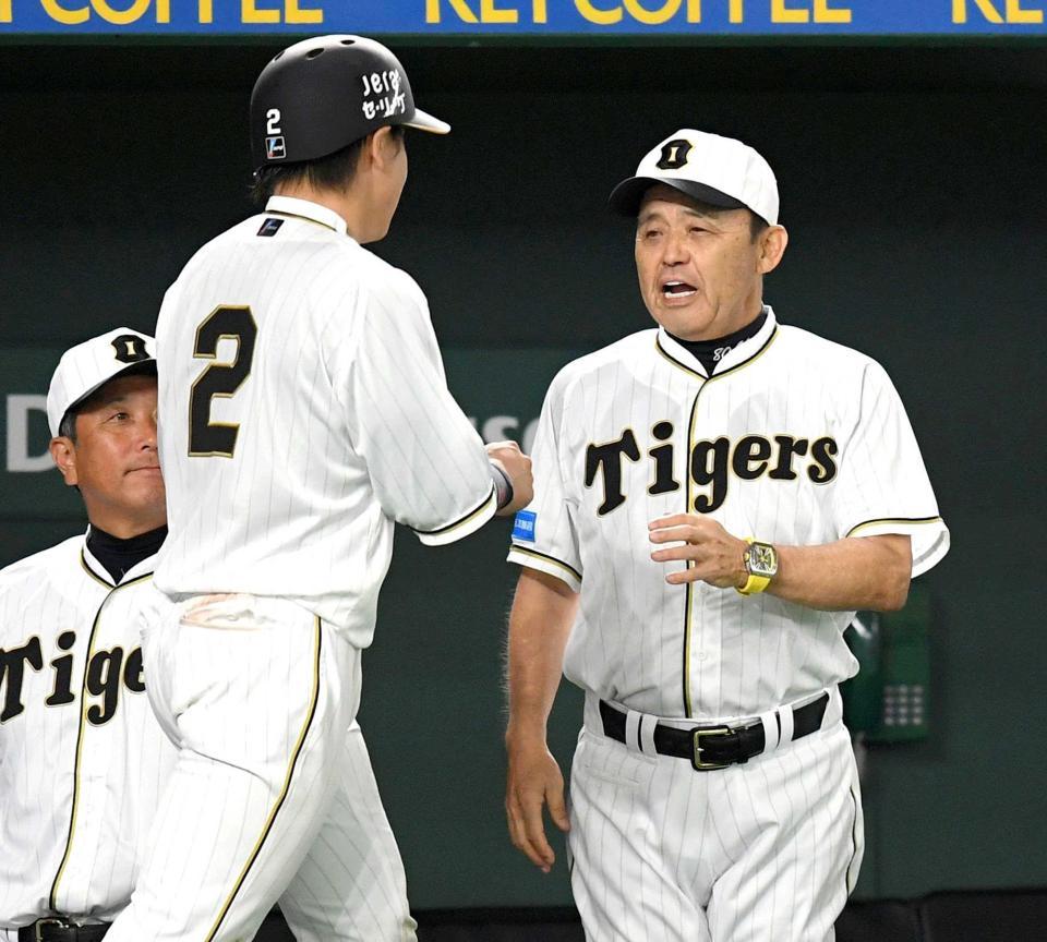 　延長１１回、木浪の安打で生還した梅野（左）を出迎える岡田監督