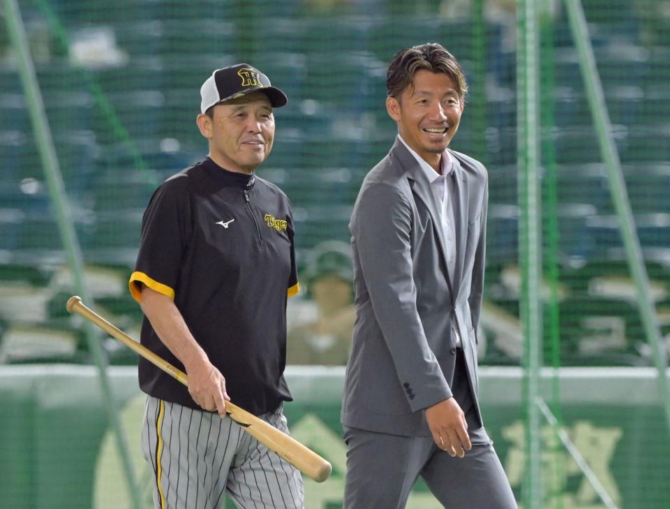 　鳥谷敬氏（右）と談笑する岡田監督（撮影・立川洋一郎）