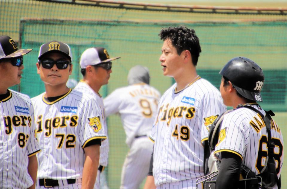 　シート打撃登板後に福原２軍投手コーチ（左）と言葉を交わす大竹（右から２人目）