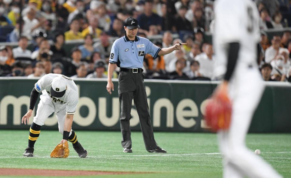 　３回、坂本の打球をトンネルする佐藤輝（撮影・棚橋慶太）