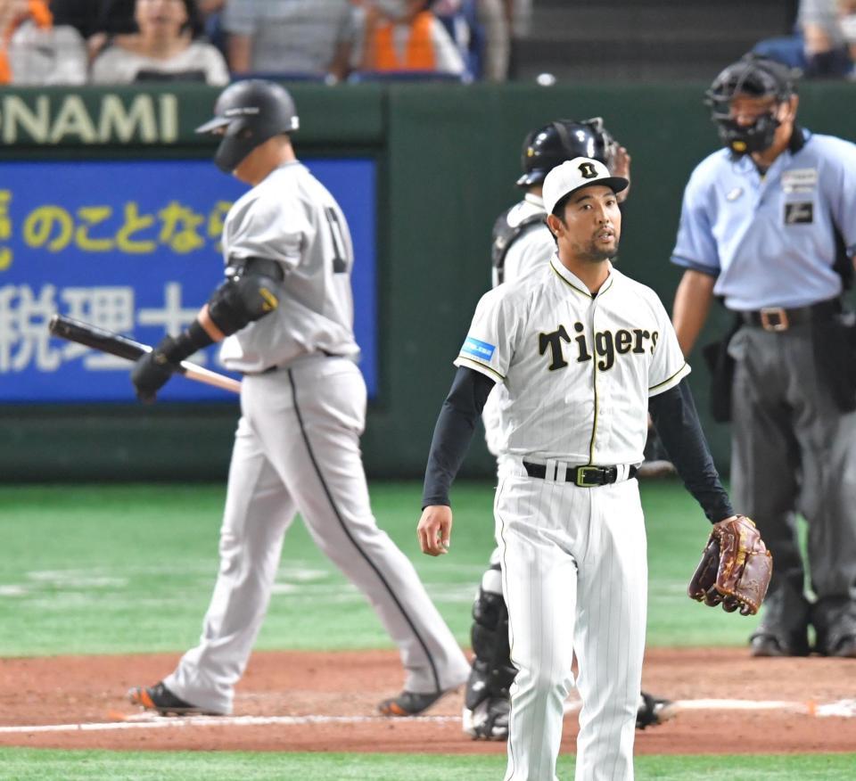 　８回。中田翔（左）を空振り三振に打ち取る加治屋（撮影・西岡正）