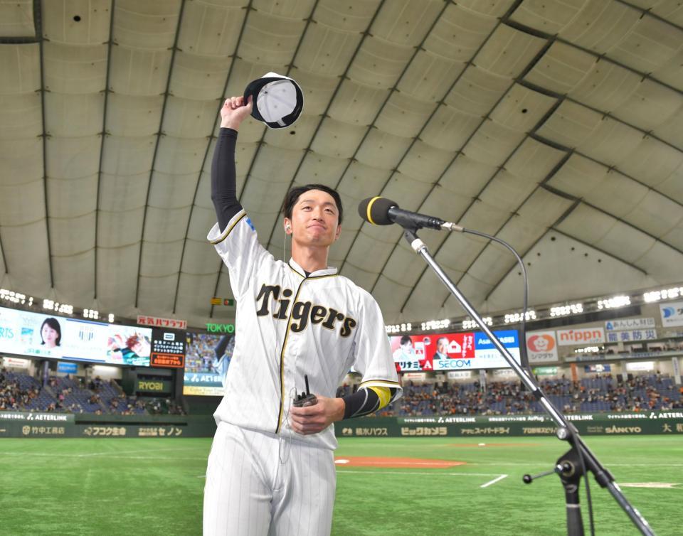 　ヒーローインタビューを終えて、スタンドのファンに手を振る近本（撮影・立川洋一郎）