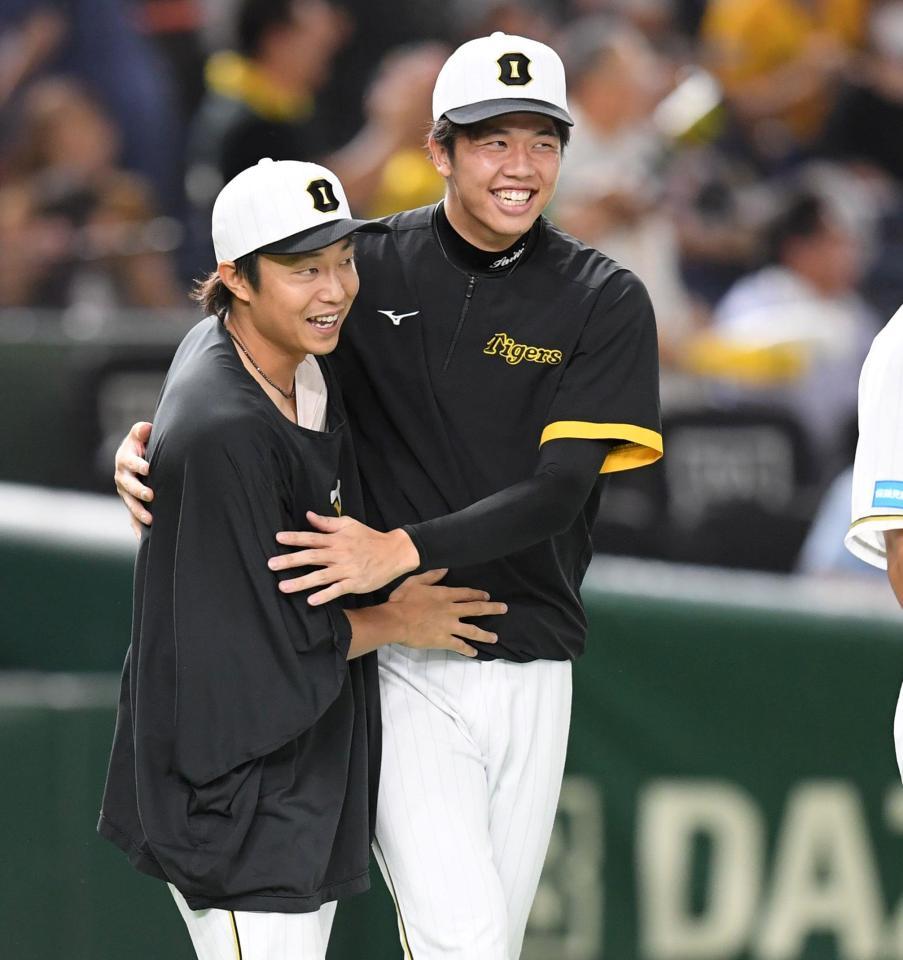 　巨人に勝利し抱き合って喜ぶ才木（右）と島本（撮影・棚橋慶太）