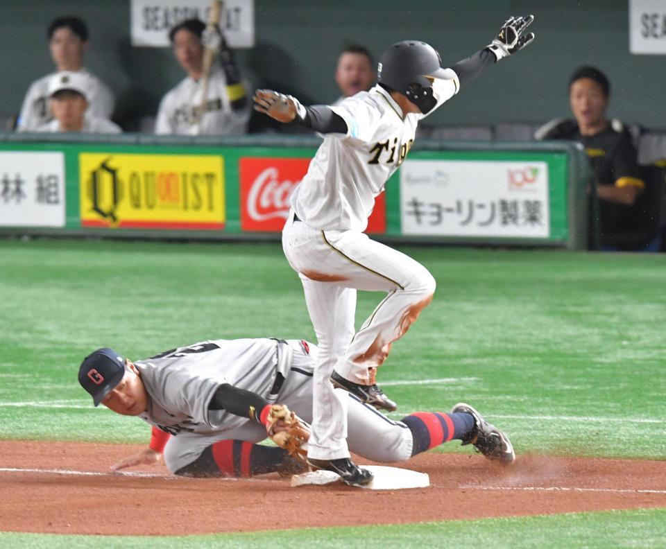 　７回、梅野の打球を戸郷が三塁へ送球も間に合わず、セーフとなる島田（撮影・西岡正）