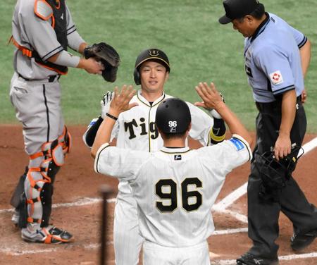 　７回、勝ち越しの２ランを放ち生還する近本