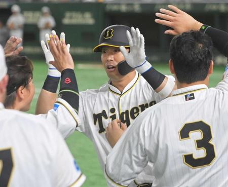 　９回、左中間スタンドへ２ランを放ち、ナインの祝福を受ける原口