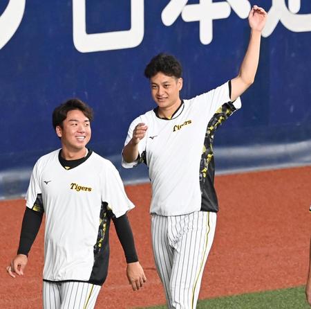 　１軍に合流し、村上（左）らと調整する大竹（撮影・飯室逸平）