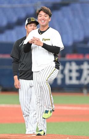 　試合前、マウンドで笑顔を見せる村上（手前）＝撮影・高部洋祐