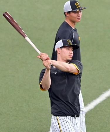 　素振りを繰り返す佐藤輝。後方は森下（撮影・立川洋一郎）