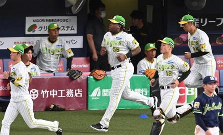 　１軍に合流したミエセス（中央）＝撮影・飯室逸平