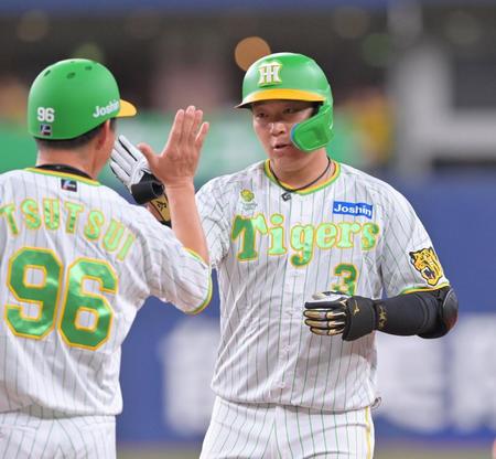 　２回、先制適時打を放ち、筒井コーチ（左）とタッチを交わす大山（撮影・立川洋一郎）