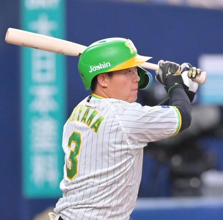 　２回、右前へ先制適時打を放つ大山（撮影・立川洋一郎）