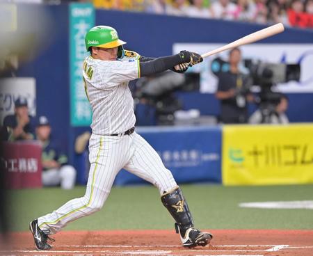 　２回、右前へ先制適時打を放つ大山（撮影・立川洋一郎）