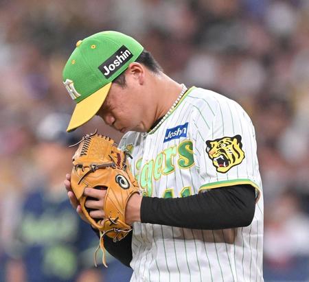 　６回、山田を左飛に打ち取り、感無量の表情でグラブを叩く村上（撮影・高部洋祐）