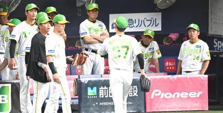 　８回、及川を降板させる岡田監督（撮影・飯室逸平）