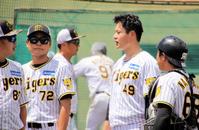 　シート打撃登板後に福原２軍投手コーチ（左）と言葉を交わす大竹