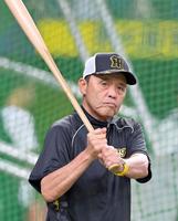 　練習を見守る岡田監督（撮影・立川洋一郎）