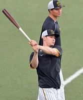 　素振りを繰り返す佐藤輝。後方は森下（撮影・立川洋一郎）