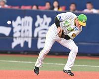 　３回、長岡の打球をファンブルする大山（撮影・高部洋祐）