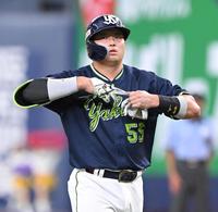 　４回、右飛に倒れベンチに戻る村上（撮影・高部洋祐）