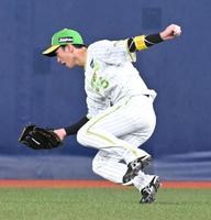 　８回、サンタナの打球を好捕する近本（撮影・高部洋祐）