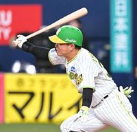 　８回、勝ち越しの適時二塁打を放つ糸原（撮影・高部洋祐）