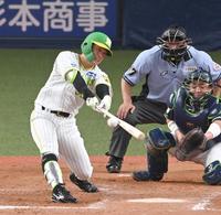 　８回、勝ち越しタイムリー二塁打を放つ糸原（撮影・飯室逸平）