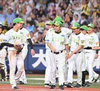 　勝利に笑顔の岡田監督（中央）＝撮影・高部洋祐