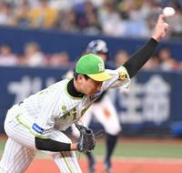 　力投する岩崎（撮影・高部洋祐）