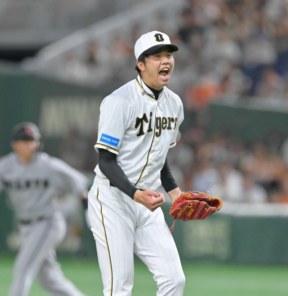 　７回、吉川から空振り三振を奪ってほえる才木