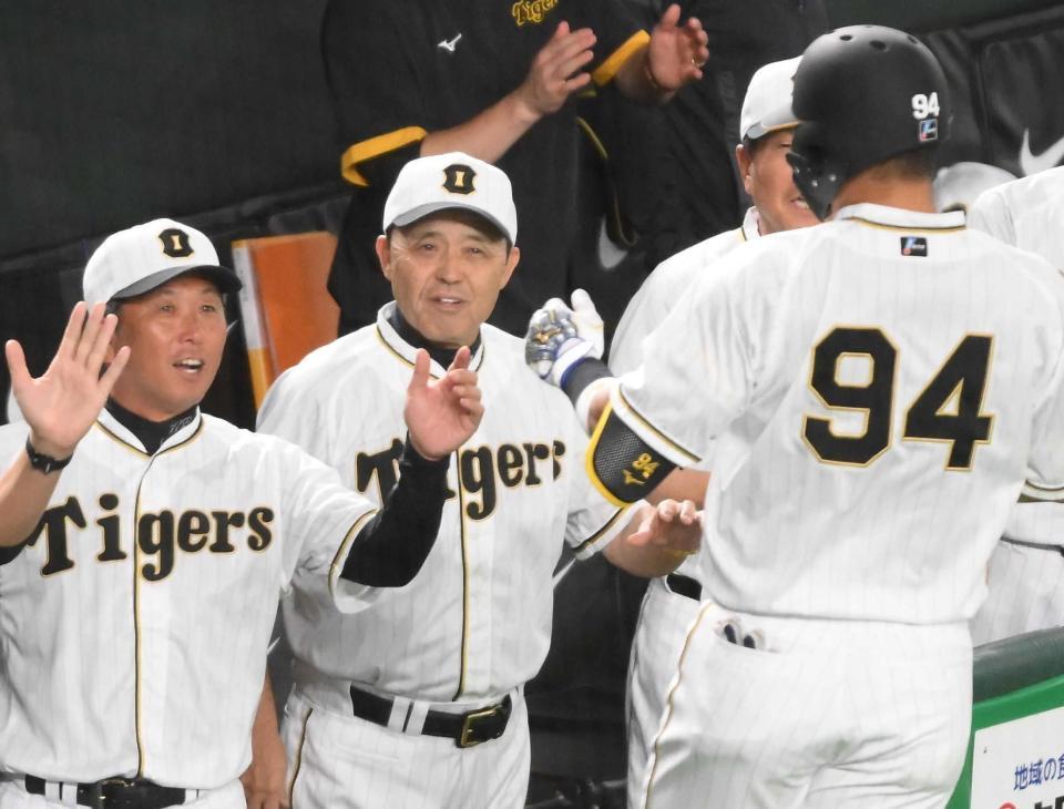 　９回、２ランを放った代打の原口（９４）を迎える岡田監督