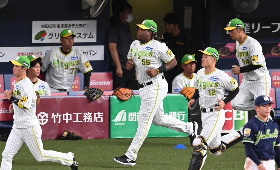 　１軍に合流したミエセス（中央）＝撮影・飯室逸平