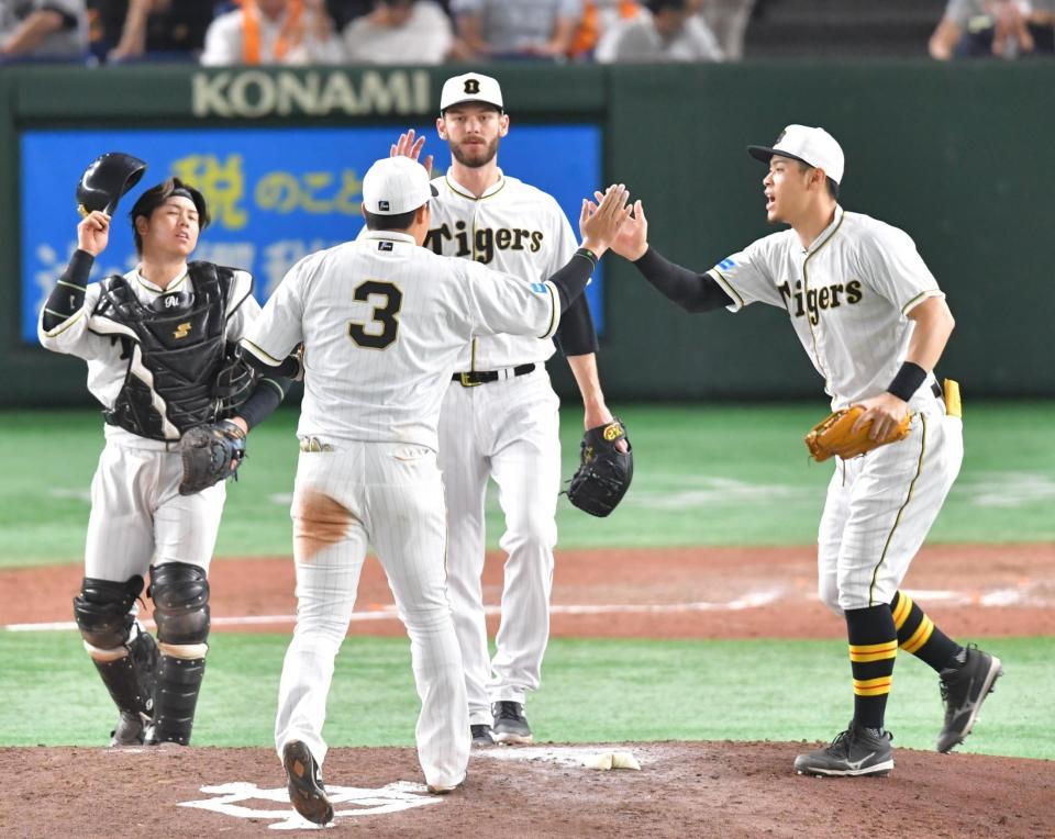 　最後を締め、ナインとタッチを交わすＫ・ケラー（中央）＝１０日