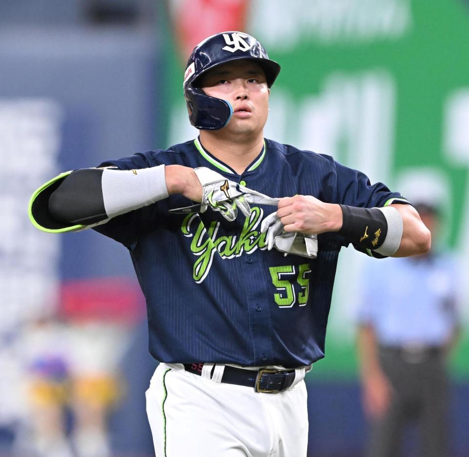 　４回、右飛に倒れベンチに戻る村上（撮影・高部洋祐）