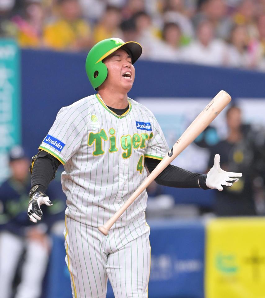 　３回、空振り三振に倒れて悔しがる村上（撮影・立川洋一郎）