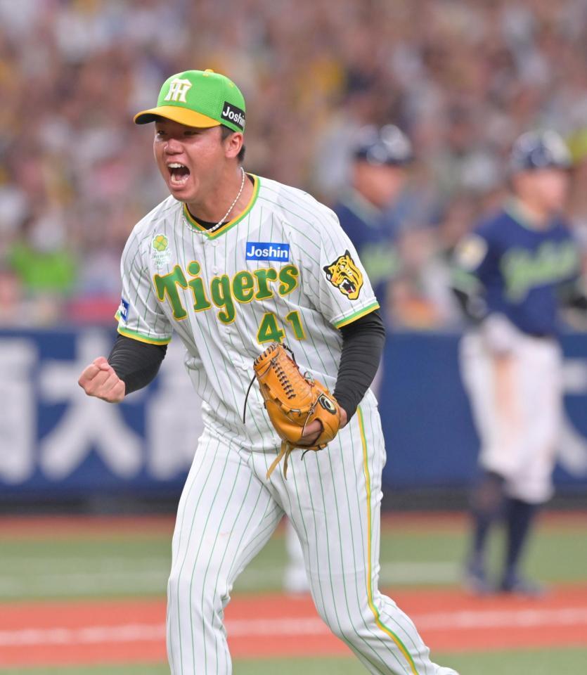 　７回、代打・川端を併殺打に打ち取ってピンチを脱し、雄たけびを上げる村上（撮影・立川洋一郎）