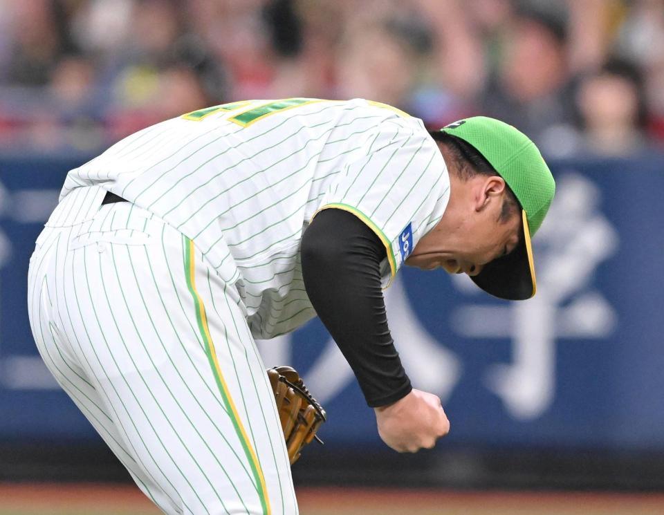 　７回、川端を併殺に仕留め、雄たけびを上げる村上（撮影・高部洋祐）