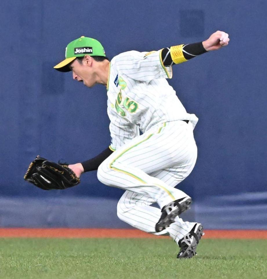 　８回、サンタナの打球を好捕する近本（撮影・高部洋祐）