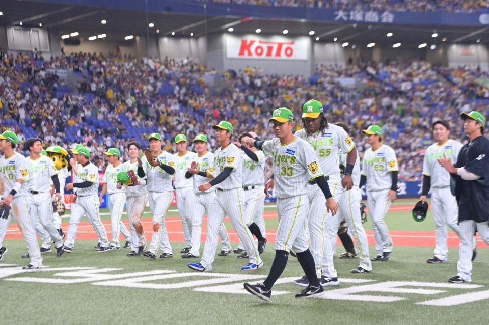 　勝利のあいさつを終えて引き揚げる糸原（３３）ら阪神ナイン（撮影・立川洋一郎）