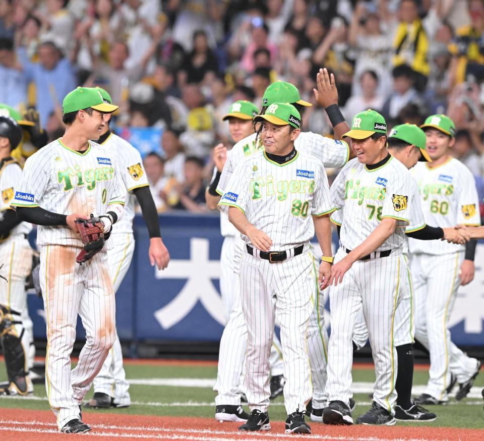 　勝利に笑顔の岡田監督（中央）＝撮影・高部洋祐
