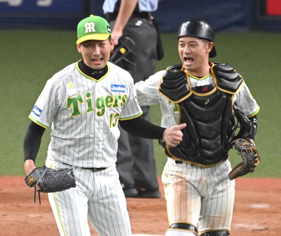 　最後を締め、勝利を喜ぶ岩崎と坂本（撮影・飯室逸平）