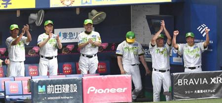 　８回、ピンチをしのぎ、喜ぶ岡田監督（撮影・飯室逸平）